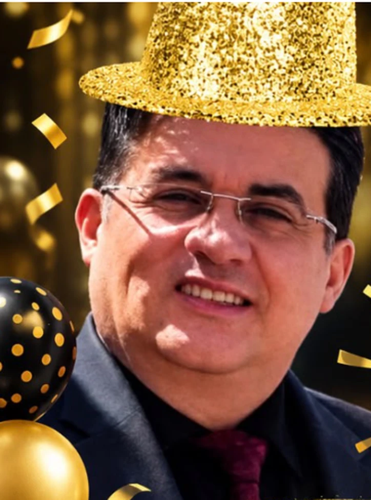 Julio con sombrero dorado