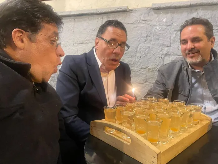 Una vela y muchos brindis