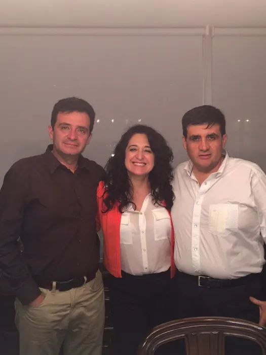 Los hermanos, ya grandes, siempre juntos