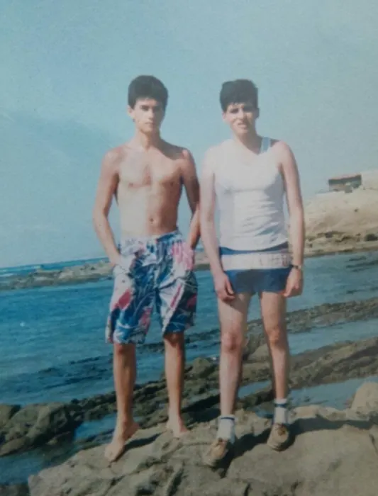 Juventud junto al mar
