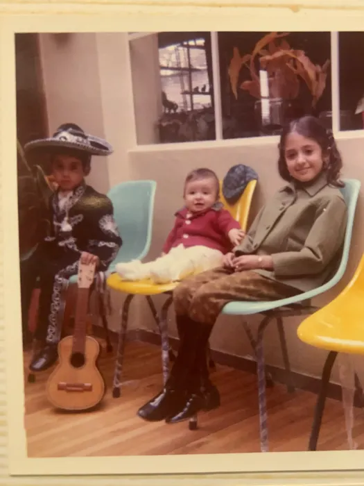 De mariachi, guitarra en mano