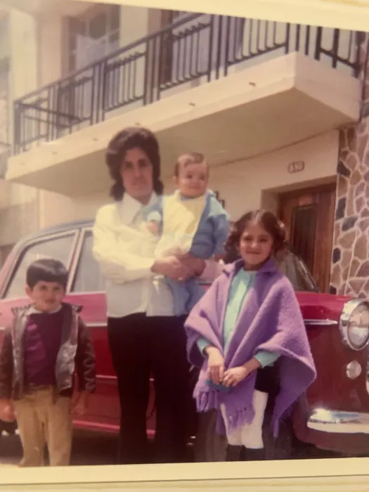 Frente a la casa, en familia