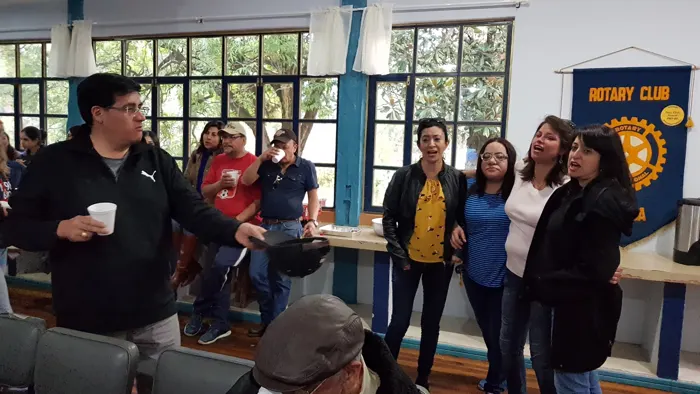 Paseo en familia, entre canciones y café